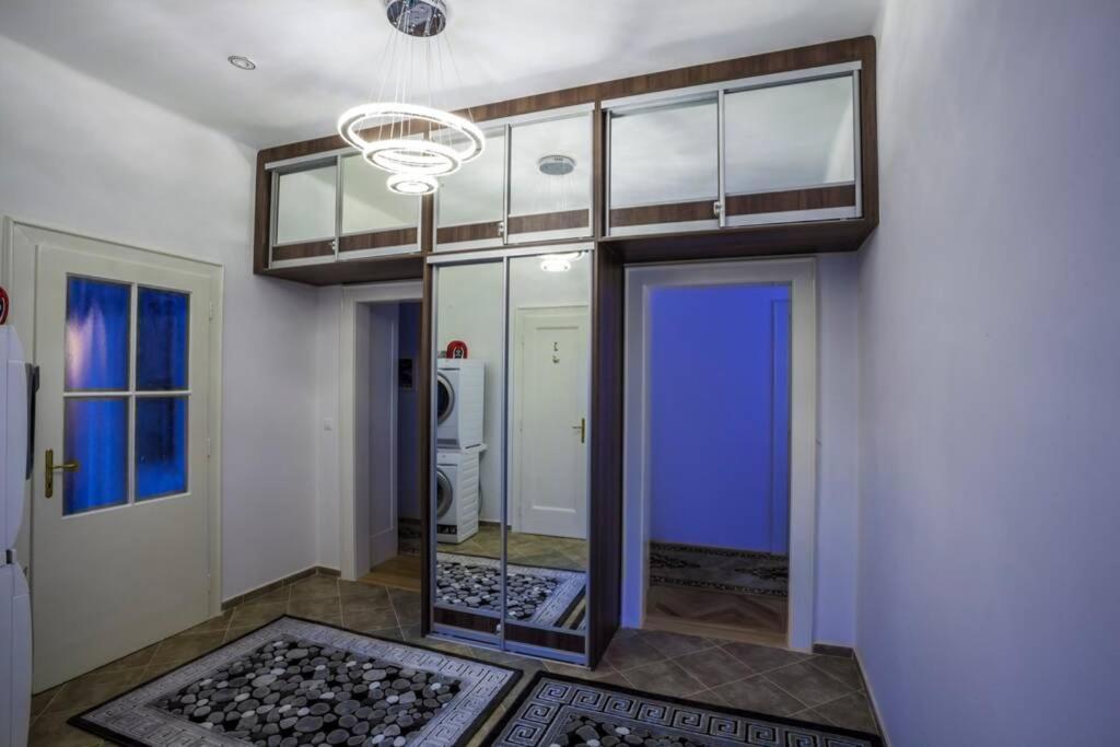 Luxury Air-Conditioned Family Apartment Spitalska Old Town Bratislava Luaran gambar
