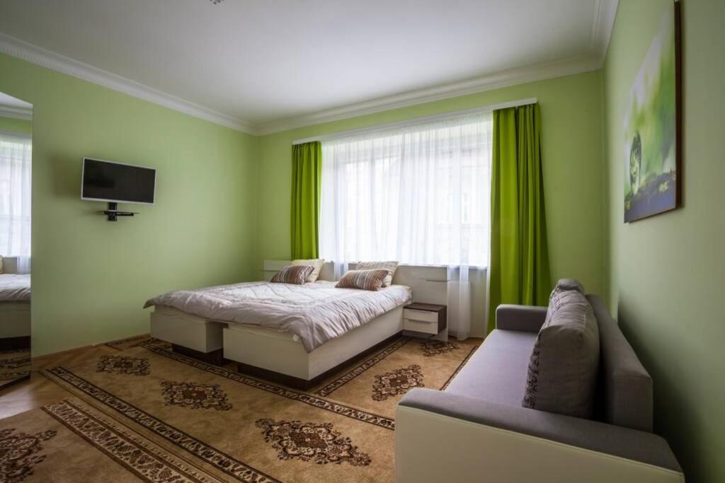 Luxury Air-Conditioned Family Apartment Spitalska Old Town Bratislava Luaran gambar