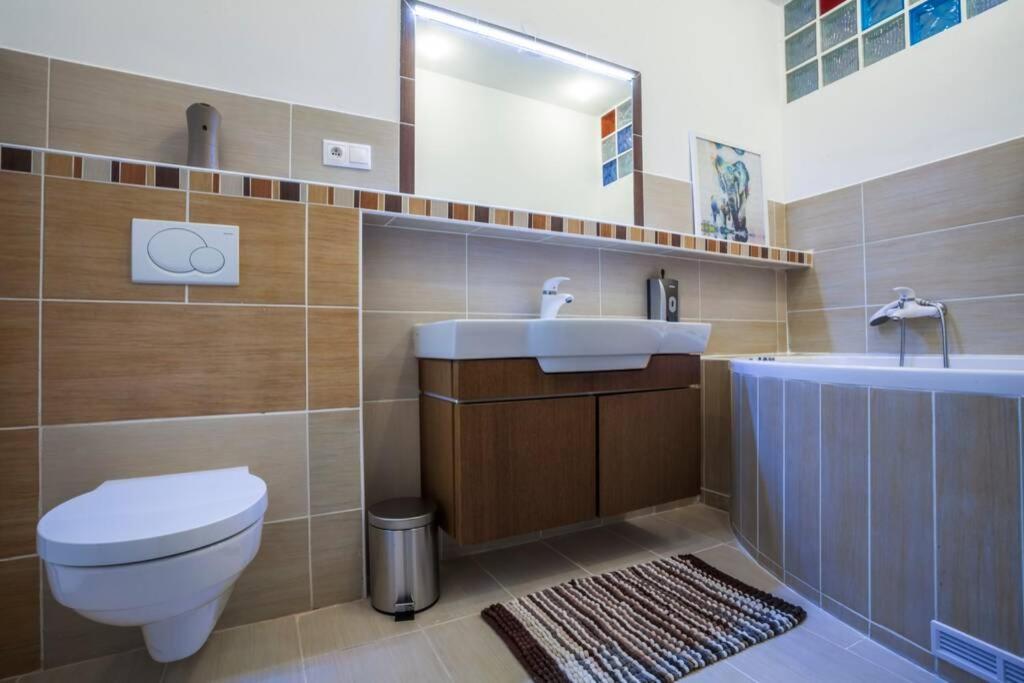 Luxury Air-Conditioned Family Apartment Spitalska Old Town Bratislava Luaran gambar