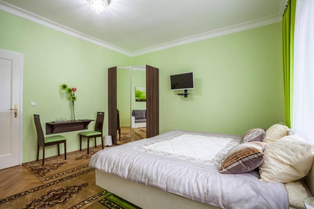Luxury Air-Conditioned Family Apartment Spitalska Old Town Bratislava Luaran gambar